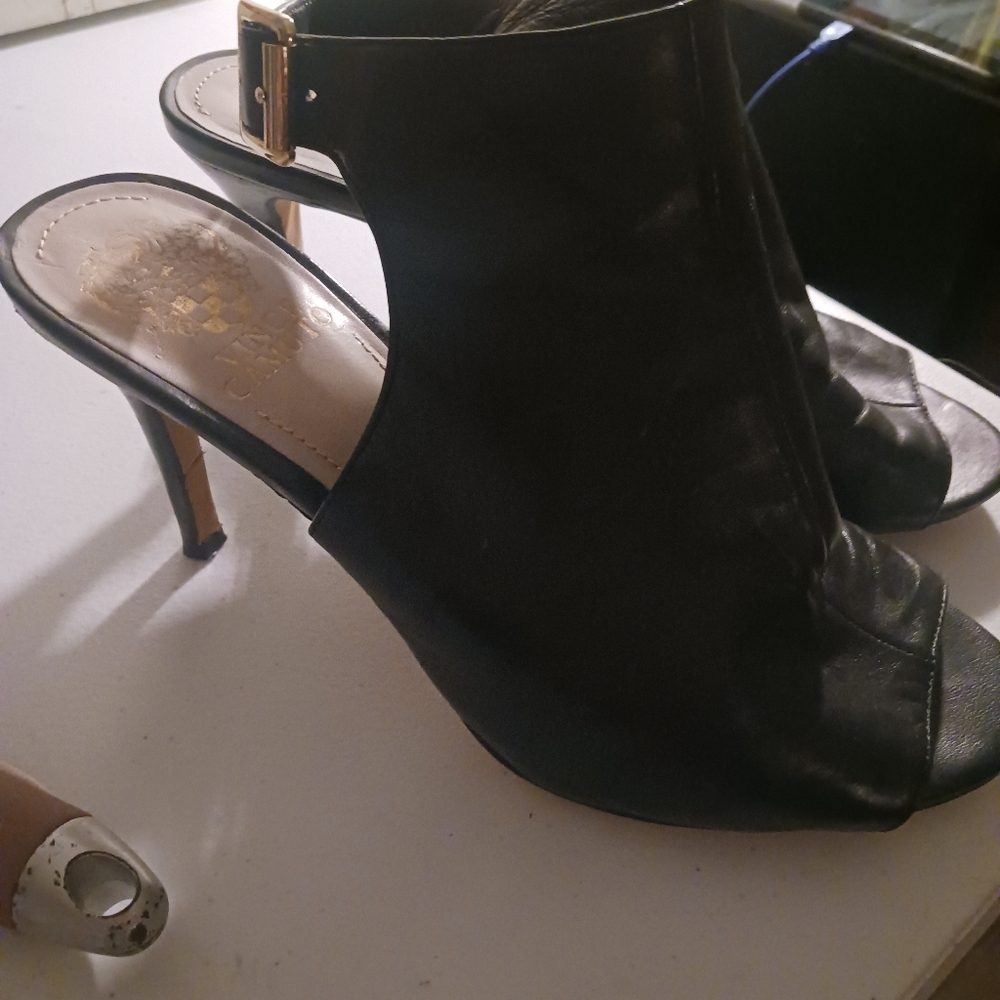 VINCE CAMUTO SHOES/ VINCE CAMUTO VOERRO BLACK HEELS